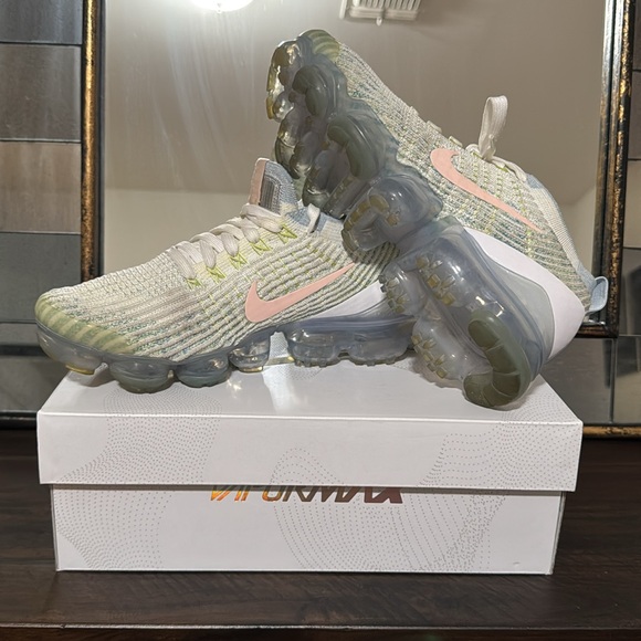 Nike Air Vapormax Flyknit 3 - Light Cream with Atomic Pink Swoosh - Picture 3 of 3